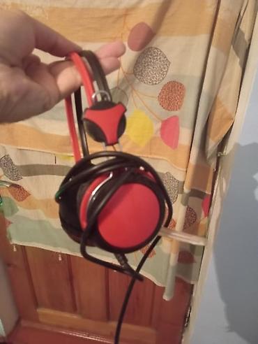 Qırmızı-qara simli qulaqlıq-mikrofon. (headset) - Over-ear dizayn
