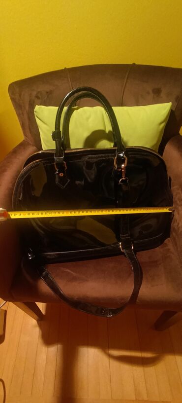 Handbags: Velika tašna sa 4 unutrašnja džepića. Održavana. Dimenzije 42x30cm