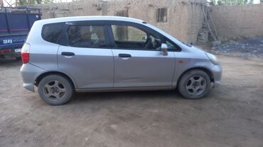 обмен на авто с доплатой: Серебристый хэтчбек Honda Fit, подходящий для городских поездок и