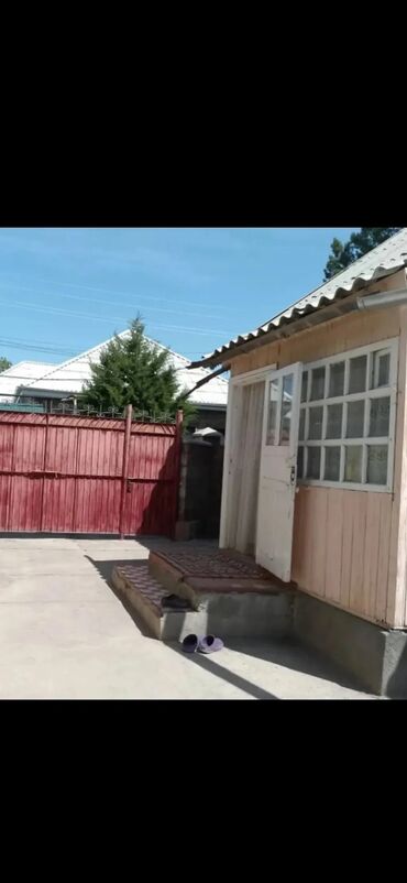 сдаю дом в бишкеке: 75 м², 3 комнаты, Парковка, Сарай, Забор, огорожен