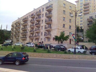sekide satiliq bina evleri: İçərişəhər metro stansiyası yaxınlığında, Nazirlər Kabineti ilə