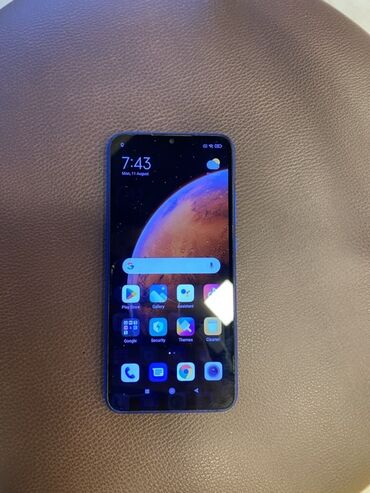 Redmi: Redmi smartfonu parlaq mavi rəngdə təqdim olunur. Cihazın arxa