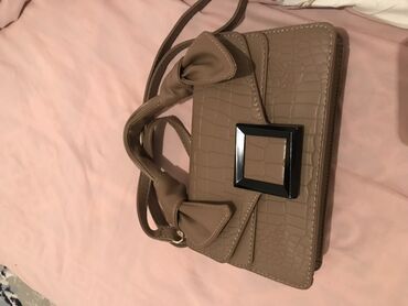 фирменные часы: Женская сумка кросс-боди/на плечо в бежево‑тауповом цвете с фактурой