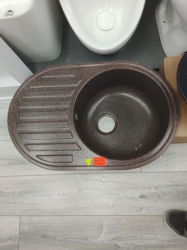 умывальник с тумбой: Овальная кухонная мойка коричневого цвета с текстурой под камень