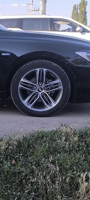 Шины и диски: Kia K7/Cadenza (седан бизнес‑класса), чёрный цвет кузова. Основные — 3
