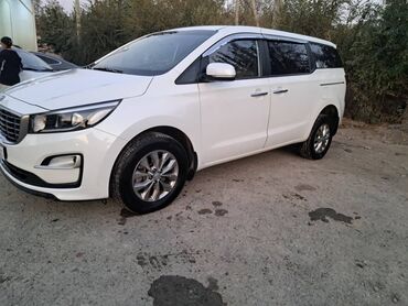 странный машина: Просторный 7-местный минивэн белого цвета. Основные особенности: -