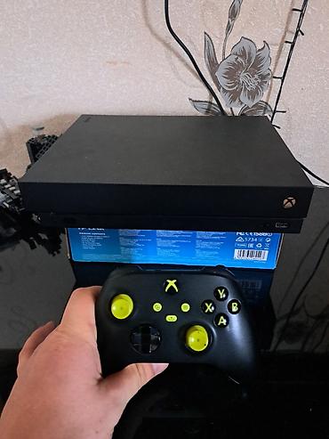 xbox satış: Xbox One X oyun konsolu - Model: Xbox One X (qara korpus, ön paneldə — 2