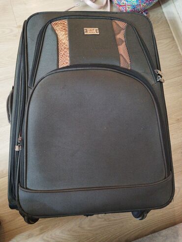 фирменные сумки: Продам чемодан вместительный в отличном состоянии очень удобный на
