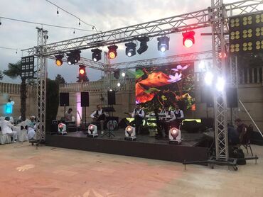 Musiqili işıqların kalonkaların icaresi. Konsertler partiler