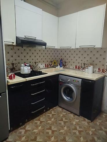 Mətbəx mebel dəsti - Üst şkaflar: ağ rəngli, hamar fasadlı, uzun