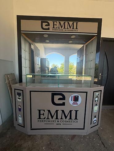 setqa vitirin: EMMI Perfumery & Cosmetics brendinə aid vitrinalı kiosk/stend — 1