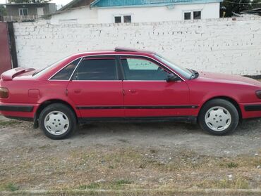 Audi: Красный седан Audi 100 с характерной решеткой радиатора с четырьмя — 3