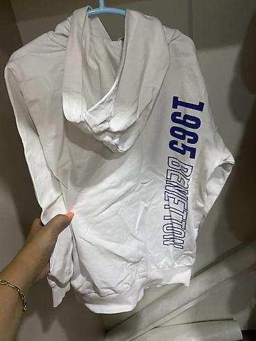 cool geyimler: UCB Benetton uşaq hudi - Rəng: ağ - Ön tərəfdə şaquli “U.C.B.” çapı — 2