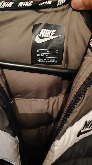 Верхняя одежда: Детская пуховая куртка Nike с капюшоном - Размер: M (рост 137–147 см) — 2