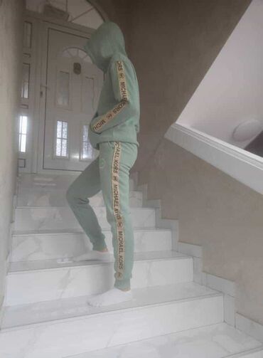 Gornji i donji deo: Ženske Futrovane trenerke 
S-xxl
4.700 din — 11