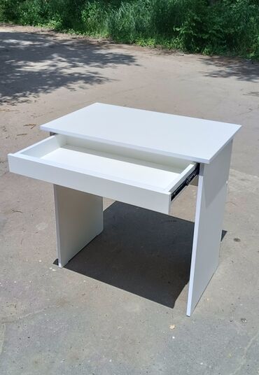 бушный мебель: Компьютерный Стол, цвет - Белый, Новый