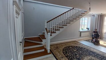 Деревянные лестницы: Стильная деревянная лестница, выполненная в классическом стиле — 8