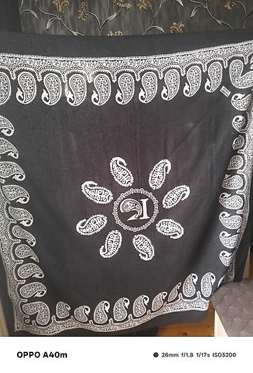 baş ortuyu: Qara şal/örtük – ağ naxışlı - Rəng: qara fon üzərində ağ naxışlar - — 1