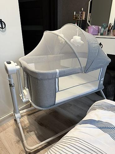 Beşiklər: ƏLLƏ YELLƏNİR! Brend loqosu: COOL BABY. Əlavə olaraq üzərində softcare — 1