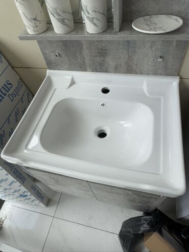 Hamam üçün aksessuarlar: Ağ rəngli keramika materialından hazırlanmış, düzbucaqlı formalı əl-üz