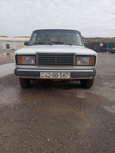 ваза напольная стеклянная высокая без узора: Lada (VAZ) 2107 modeli, ağ rəngdə sedan tipli avtomobil. Avtomobilin