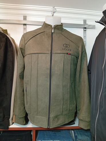 серые мужские мокасины: - Məhsul: Kişi gödəkçəsi - Brend loqosu: GUCCI (sinədə loqo və emblem)