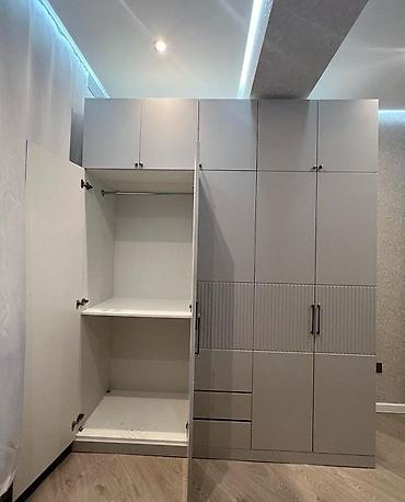 Sifarişlə dolablar: Düz dolab, Dəhliz üçün, Yataq otağı üçün, Paltar üçün, Açılan, Korpuslu, 5 qapı — 3