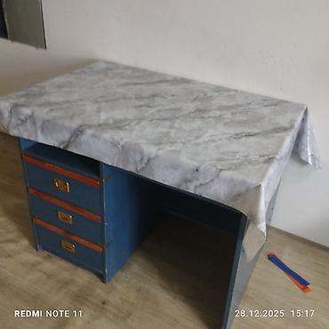 study table: Письменный стол с тумбой и тремя выдвижными ящиками. Стол выполнен в — 1