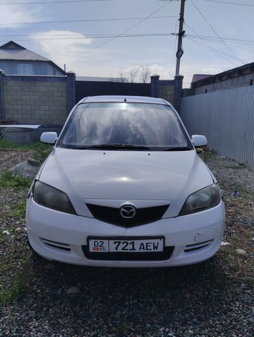 Mazda: Mazda Demio белого цвета, компактный и экономичный автомобиль