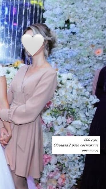 платье бежевое: Элегантное женское платье нежного бежевого оттенка. Модель имеет