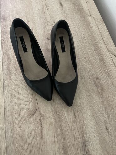 женское обувь: Туфли 36.5, цвет - Черный