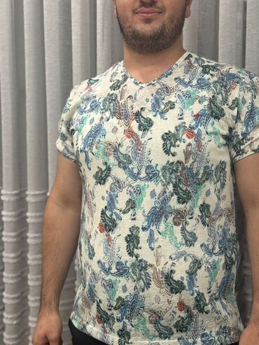 Köynəklər: Məhsul: Kişi T‑şörtü - Model: Qısaqol, V‑yaxa - Rəng/naxış: Açıq krem