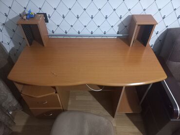 kompyuter stolu: İşlənmiş, Dördbucaq masa