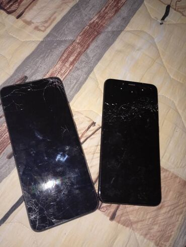 kutija za mobilne telefone: Dva neispravna telefona za delove,razbijeni ekrani.Oba 3000 ili