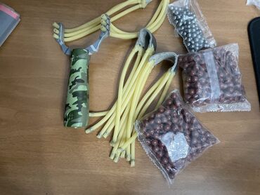 Игрушки: Рогатка новая с двумя запасными резинками, очень качественный