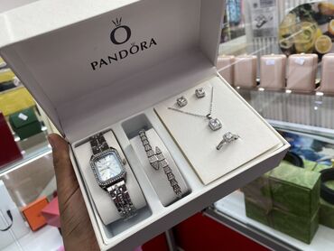 кожанный кошелек: Элегантный набор женских украшений, включающий часы, браслет, серьги