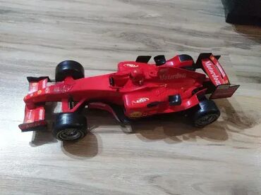 Igračke: 1. Formula 1 nema daljinski Crno Siva 44 x 18 cm 2. Formula crvena — 7