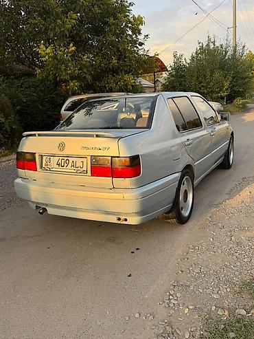 авто ижара: Volkswagen Vento: 1996 г., 1.6 л, Кол менен иштөөчү, Бензин, Седан — 8