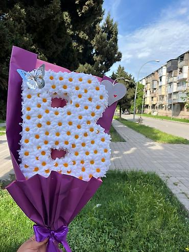 caxmaq daşı: Hərf formalı buket – papatyalarla bəzədilmiş dekorativ “B” hərfi. - — 1