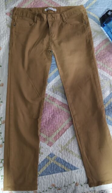Брюки: Джинсовые брюки коричневого цвета. В хорошем состоянии с низкой