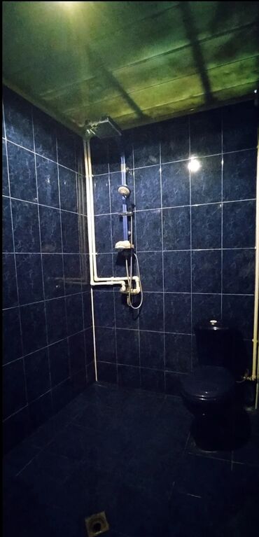 Otaqların uzunmüddətli kirayəsi: Geniş və işıqlı zal icarəyə təqdim olunur. Xüsusiyyətlər: - Açıq — 9