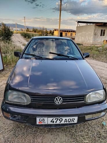 диск на сеялку: Автомобиль Volkswagen Golf CL, представленный в черном цвете, является