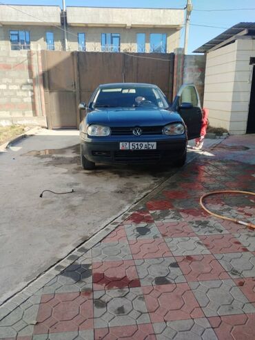 моновпрыск на гольф 3: Volkswagen Golf 4-го поколения в темно-синем цвете. Эта модель
