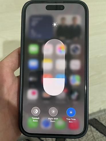 iphone cr: IPhone 15 Pro, 6.1" - Цвет: тёмный (виден в чёрном бампере/чехле). - — 6