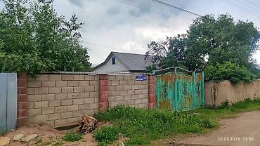 Продажа коттеджей и домов: Продаётся дом с участком в городе Токтогул Уютный, добротный дом для — 3