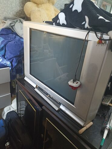 даю даром: Отдам рабочий телевизор Toshiba за вкусняшки, большой. тумба тоже