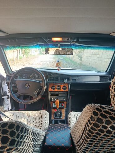 Mercedes-Benz: Mercedes-Benz 190 (W201): 2 l | 1992 il Sedan — 9