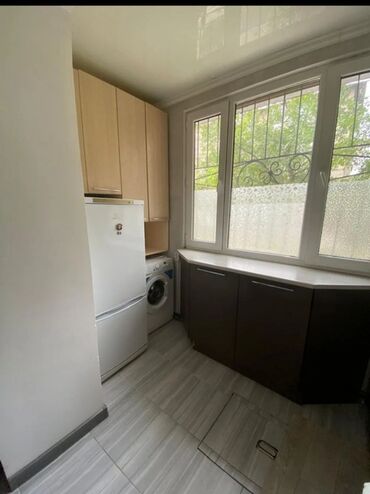 срочно продаётся 1 комнатная квартира в районе ошского рынка по улице молодая гвардия токтогула: 1 бөлмө, 40 кв. м, Жеке план, 1 кабат, Евроремонт