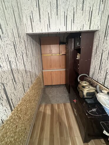 Köhnə tikili: Satılır: Mənzil (şəkillərdə göstərilən) - Plan: 2 otağa çevrilə — 8