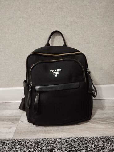 замшевые сумки: Рюкзак от фирмы Prada в хорошем состоянии .
 мини торг